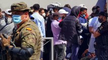 CEUTA - Fas'tan İspanya'ya geçen düzensiz göçmenlerin bekleyişi sürüyor (2)