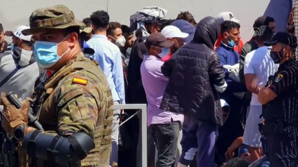 CEUTA - Fas'tan İspanya'ya geçen düzensiz göçmenlerin bekleyişi sürüyor (2)