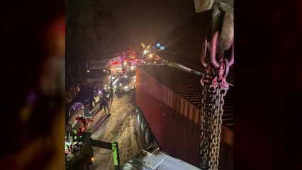 덤프트럭에서 진흙 쏟아져...차량 11대 충돌·9명 부상 / YTN