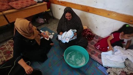 İsrail saldırılarından korunmak için okula sığınan kadın doğum yaptı