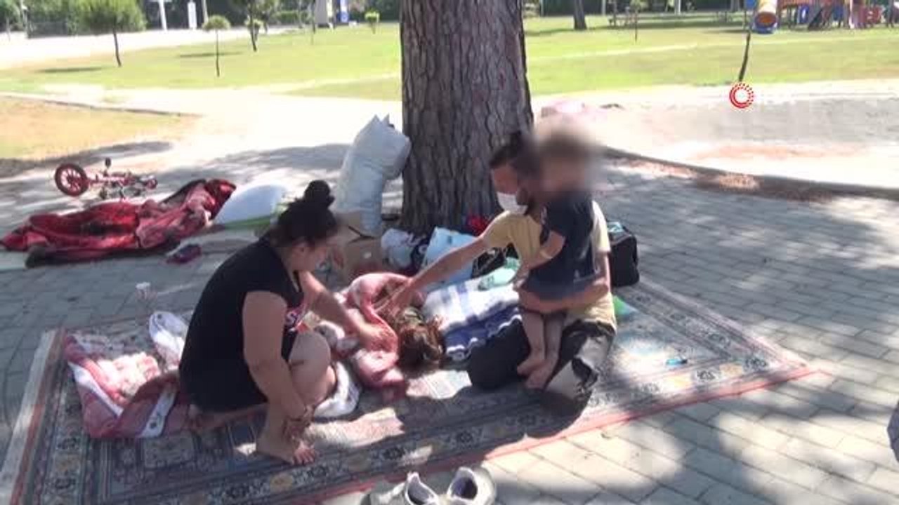 Ailesiyle tartışıp even kovuldular, parkta yaşamaya başladılarİki çocuğuyla ve eşiyle parkta yaşam mücadelesi veriyorAile arasında yaşanan kavganın...