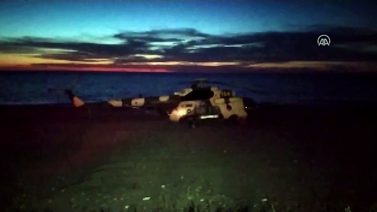 GİRESUN - Azerbaycan'a ait askeri helikopter teknik nedenle Giresun sahiline zorunlu iniş yaptı (2)