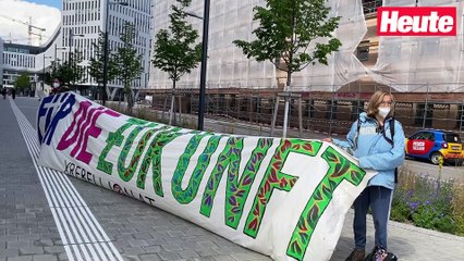 Demonstranten ketten sich vor WKO an