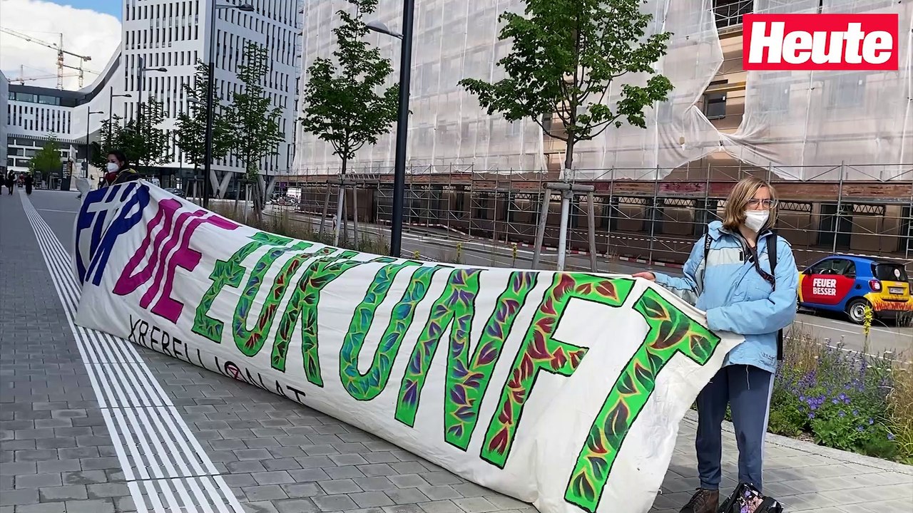 Demonstranten ketten sich vor WKO an