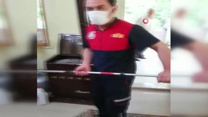 Amasya'da mutfağa giren yılanı itfaiye ekibi çıkardı