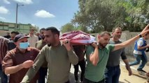 فلسطينيون يشيعون شابة قتلت في غارة إسرائيلية على قطاع غزة