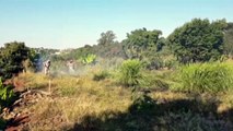 Corpo de Bombeiros combate incêndio em vegetação no Bairro São Cristóvão
