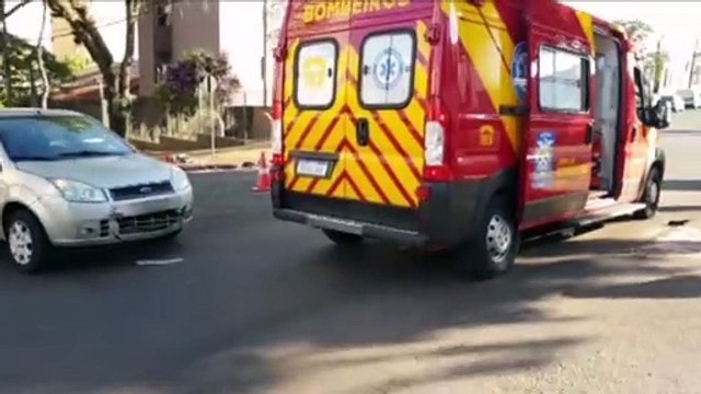 Mulher fica ferida após colisão entre carro e moto no cruzamento das Ruas São Paulo e Manoel Ribas