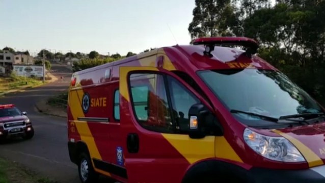 Motociclista fica gravemente ferido ao sofrer queda e bater contra poste na Rua Leonardo da Vinci, no Sanga Funda