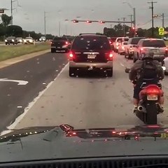 Kendinden büyük motoruyla, kırmızı ışıkta bakın nasıl durdu?