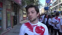 İzmir'de 190 genç 190 metrelik Türk bayrağını taşıdı