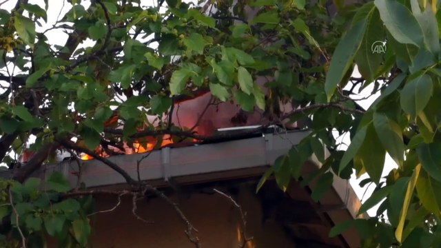 KOCAELİ - Çatı izolasyonu sırasında çıkan yangın söndürüldü