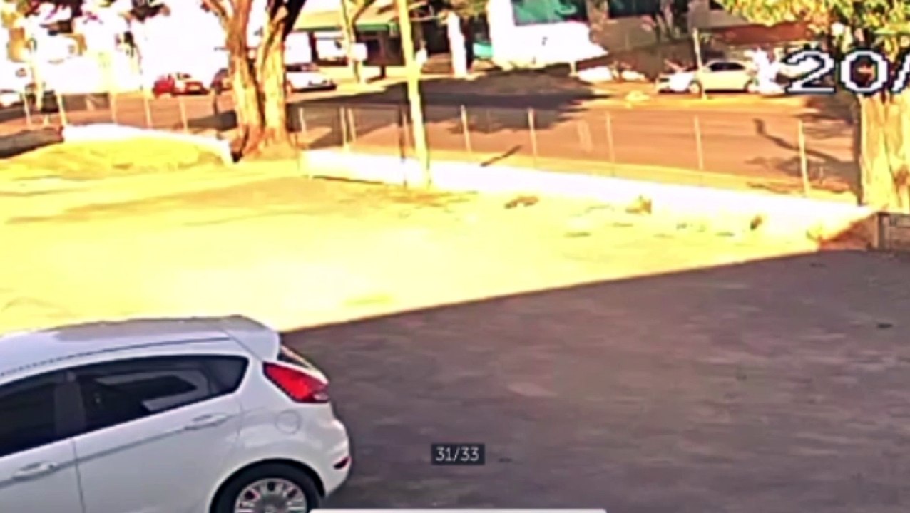 Câmera registra acidente entre carro e moto em cruzamento com semáforo, no Centro