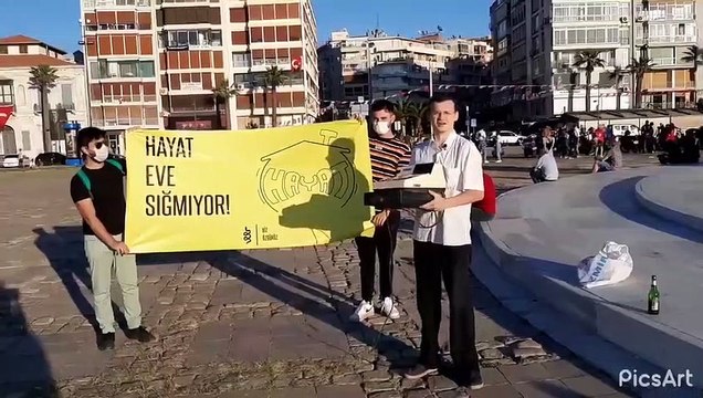 Kepenk kapatan esnaf için yazar kasa fırlatıp, kırdılar