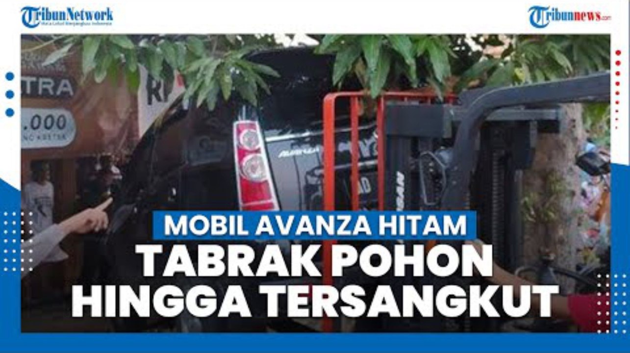 Mobil Avanza Hitam di Karanganyar Tabrak Pohon, Tersangkut di Selokan