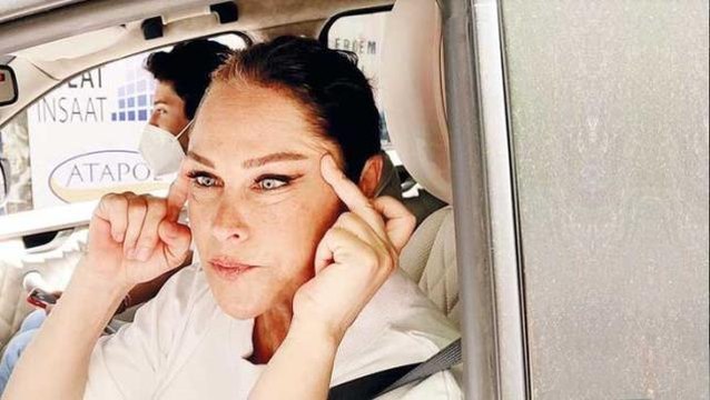 Sinovac aşısı yaptıran Hülya Avşar espriyi patlattı: Çin aşısı yaptırınca çekik oldum