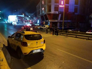 Küçükçekmece'de polisten kaçan otomobil bekçilere çarptı: 1'i ağır 2 yaralı