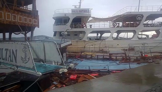 BALIKESİR - Ayvalık ilçesinde şiddetli fırtına hayatı olumsuz etkiliyor