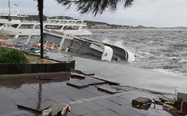 Ayvalık'ta etkili olan fırtınada 20 tekne battı