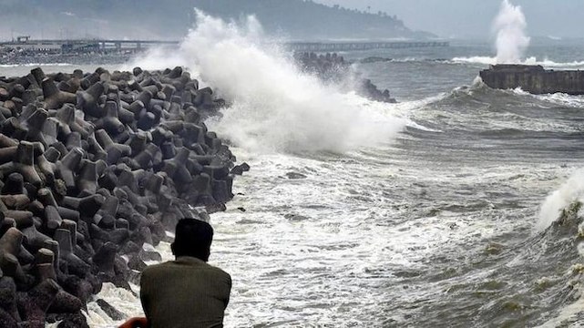 India Today accesses exclusive details, lapses yay have led to Barge P305 tragedy | Cyclone Tauktae