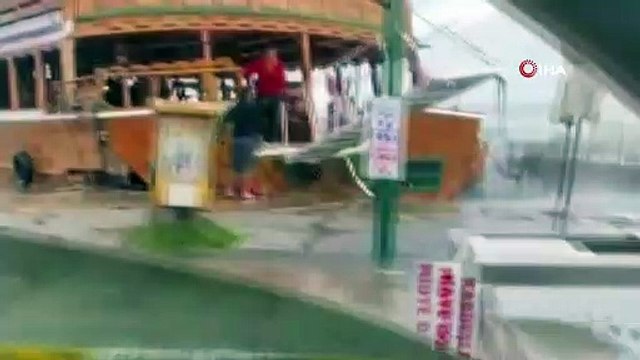 Ayvalık’ta fırtına | Onlarca tekne battı, bir kişi batan tekneden denize böyle düştü