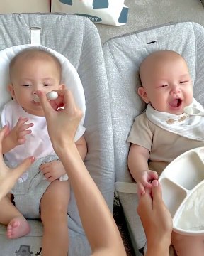 Clip Leon khoe biểu cảm đáng yêu, cười tít mắt khi được cho ăn