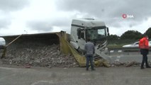 Kemerburgaz-Hasdal yolunda tır ile kamyon virajda çarpıştı