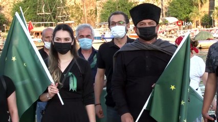 157 yıl önce sürgün edilen Çerkesler için denize karanfil bırakıldı