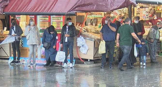 İstanbullular yağmura hazırlıksız yakalandı