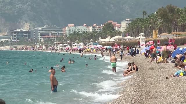 Konyaaltı Sahili'nde drone ile çekim yapan basın mensuplarına kargalar zor anlar yaşattı