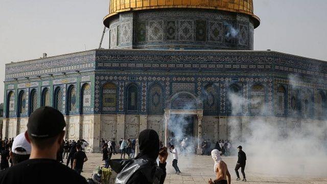 Son Dakika! İsrail polisi ateşkese rağmen cuma namazı sonrası Mescid-i Aksa'daki cemaate ses bombalarıyla saldırdı