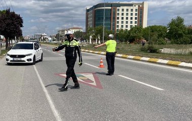 Edirne'de trafikte cep telefonuyla konuşan sürücülere ceza yazıldı