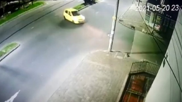 En vídeo quedó registrado cuando mujer fue arrojada de taxi en intento de abuso sexual en Bogotá