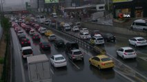 İstanbul'da sağanak yağmur nedeniyle trafik yoğunluğu rekor seviyeye ulaştı