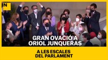Gran ovació a Oriol Junqueras a les escales del Parlament