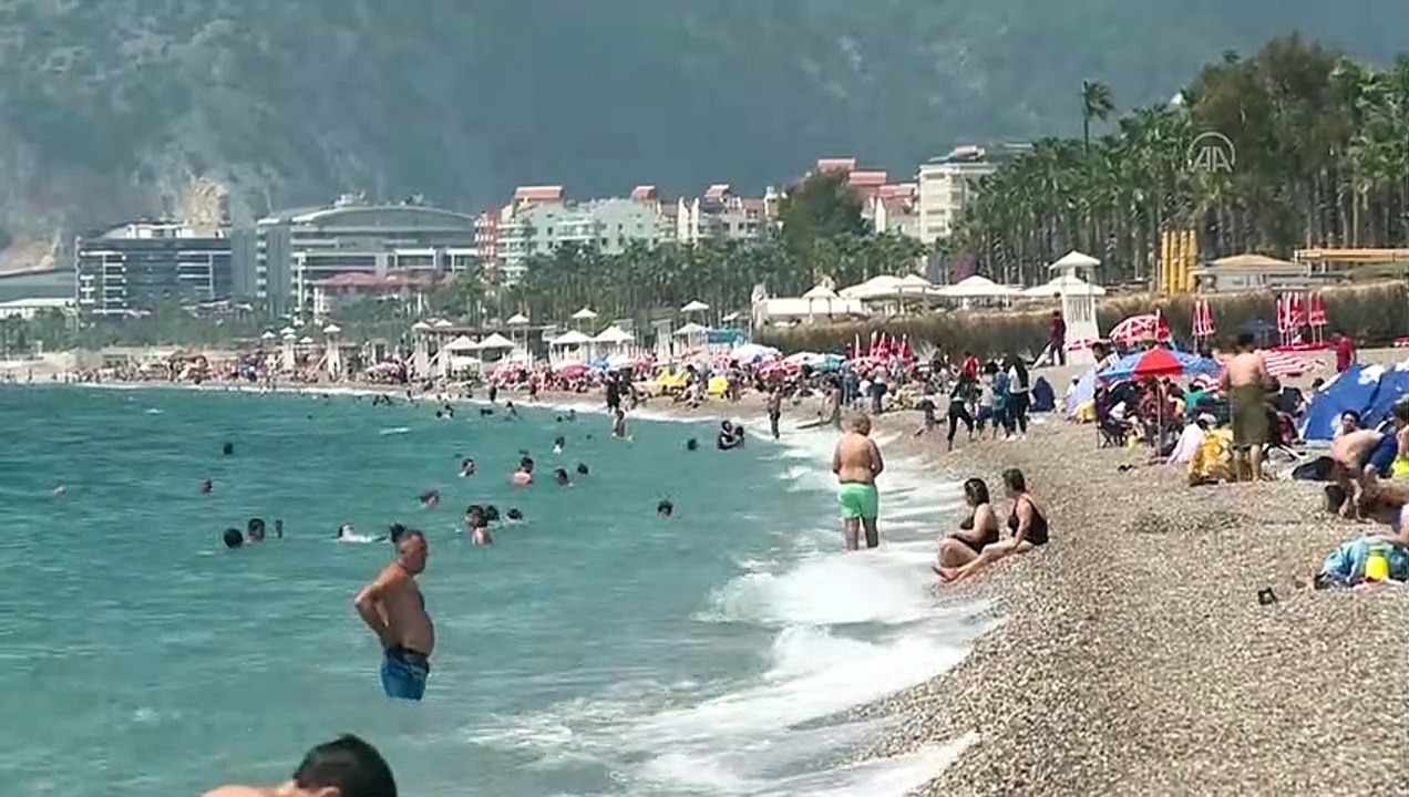 ANTALYA - Konyaaltı Sahili'nde drone ile çekim yapan basın mensuplarına kargalar zor anlar yaşattı