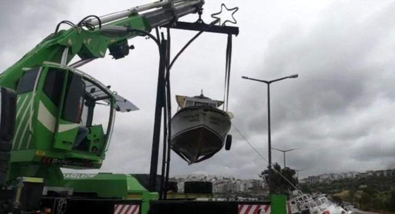 İzmir'i fırtına vurdu: 26 tekne battı