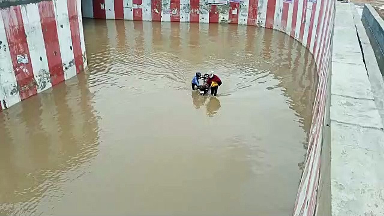 बरसात से कई गांवो का टूटा संपर्क, लोगों में आक्रोश