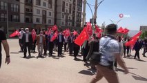 PKK'nın saldırısını ellerinde Türk bayraklarıyla yürüyüş yaparak kınadılar