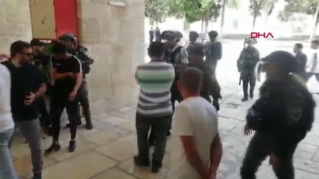 Son dakika haber... İsrail polisi Mescid-i Aksa'daki Filistinlilere ses bombalarıyla saldırdı