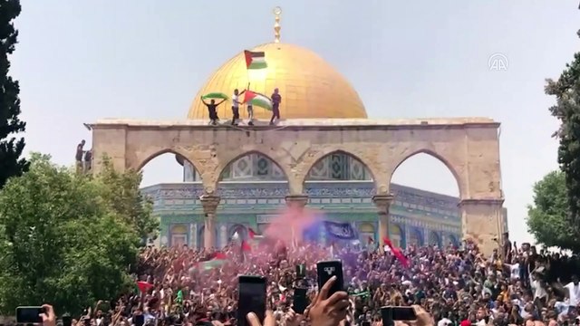 KUDÜS - İsrail polisi cuma namazı sonrası Mescid-i Aksa’daki cemaate saldırdı (3)