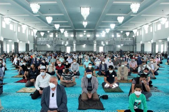 Afyonkarahisar'ın en büyük camisi kılınan ilk cuma namazıyla ibadete açıldı