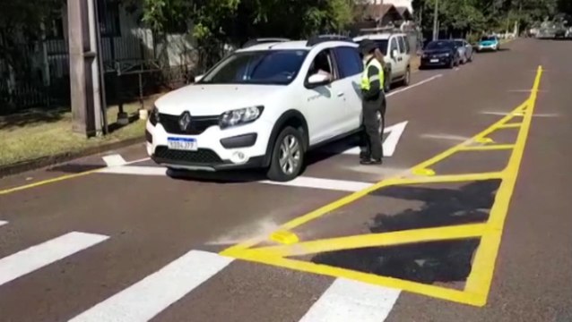 Transitar realiza instalação de rotatória e ação educativa, na Rua Paraná