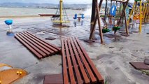 İZMİR - Dikili'de fırtınanın etkisiyle taşan deniz sahil şeridini su altında bıraktı