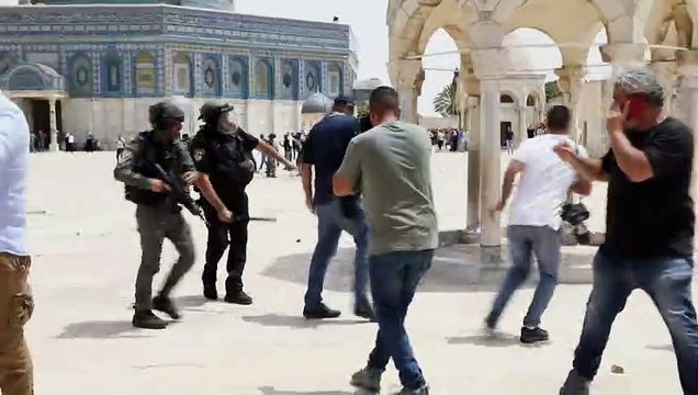 اندلاع مواجهات مجددا بين الشرطة الإسرائيلية والفلسطينيين في باحة المسجد الأقصى
