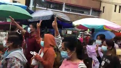 Video herunterladen: Dozens of anti-coup protesters march at Myanmar market