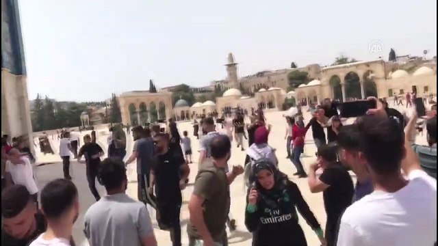 KUDÜS - İsrail polisi cuma namazı sonrası Mescid-i Aksa’daki cemaate saldırdı (2)