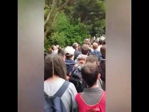 Yeni Zelandalı öğrenciler terör saldırısı yapılan cami önünde saygı duruşunda bulundu