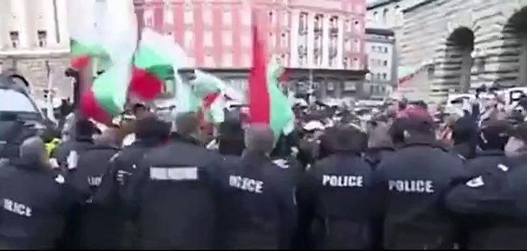 Polis biber gazını kendine sıktı