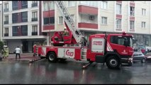 İSTANBUL - Esenyurt'ta bir binanın çatısında çıkan yangına itfaiye müdahale ediyor